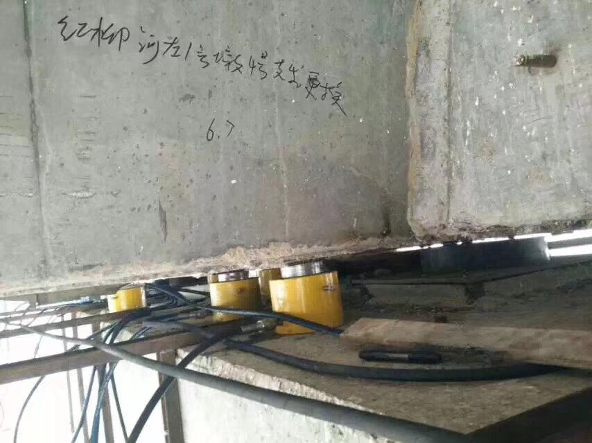同步千斤頂使用現(xiàn)場